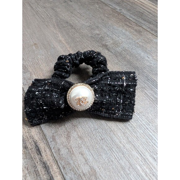 CHANEL Beaute’ Hair Scrunchie Ponytail Holder Pearls and Diamonds Black - Picture 3 of 4